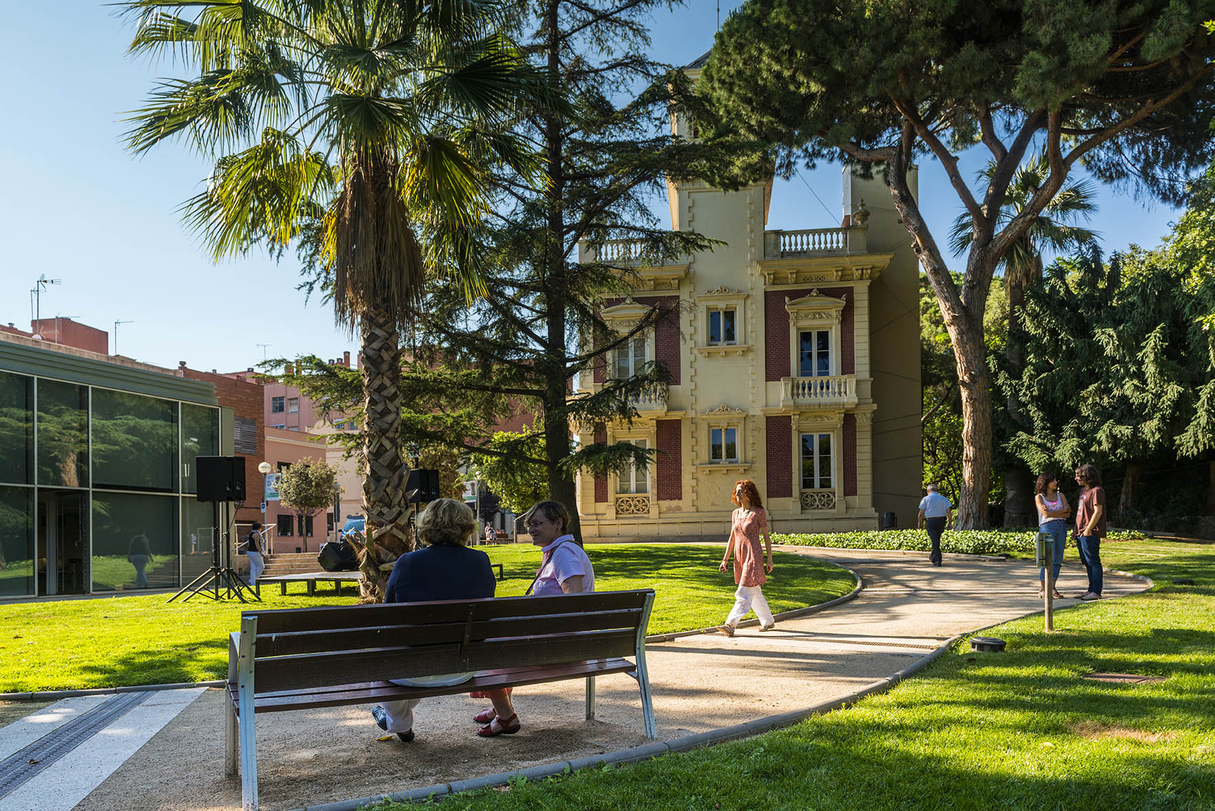 Esplugues de Llobregat, ciudad compacta y bien conectada junto a Barcelona
Esplugues de Llobregat es un municipio del Baix Llobregat situado justo al lado de Barcelona, integrado de lleno en el área metropolitana. Con una superficie de apenas 4,6 km², es el municipio más pequeño en extensión de la comarca, pero concentra una población de más de 47.000 habitantes, con una densidad muy elevada y una vida urbana intensa. La ciudad se extiende desde la zona más alta, cerca del Puig d’Ossa y la montaña de Sant Pere Màrtir, hasta los barrios más llanos, tocando los términos de Hospitalet, Cornellà, Sant Just Desvern y Sant Joan Despí. Esplugues combina un casco antiguo con mucho carácter, presidido por la iglesia de Santa Magdalena y calles como el carrer de Montserrat, con barrios residenciales consolidados como Can Vidalet, La Plana, Can Clota, Montesa, El Gall, Finestrelles o Ciutat Diagonal. La excelente red de transporte público y las conexiones por carretera la convierten en una ciudad muy cómoda para vivir y moverse, con todos los servicios al alcance y Barcelona a un paso.