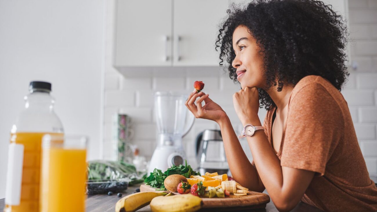 La salud no es la ausencia de enfermedad, sino un estado de equilibrio dinámico. Tras años de formación en medicina tradicional, naturopatía, medicina higienista y psiconeuroinmunoendocrinología (PNIE), la reflexión es clara: llevar una vida sana no depende de una dieta restrictiva de moda, sino de un cambio profundo en el estilo de vida y la base energética que nos sostiene.