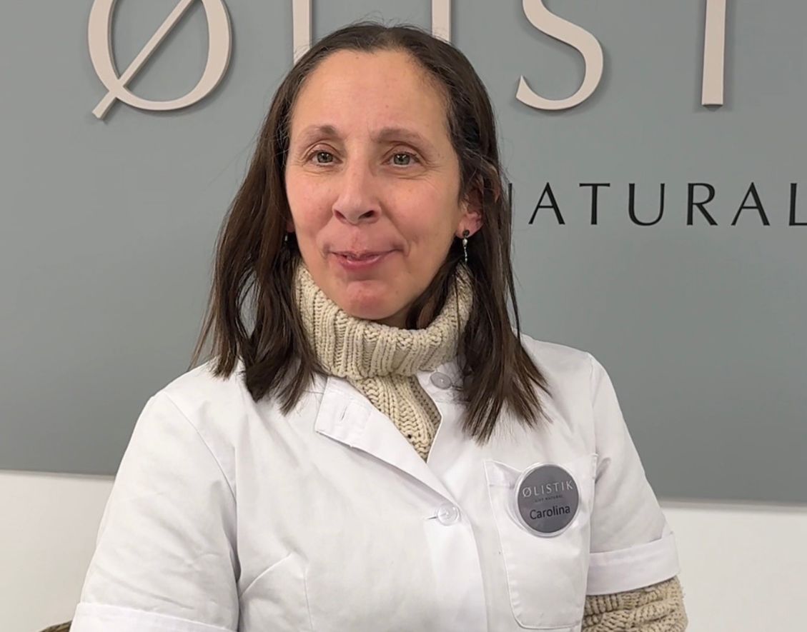 El yoga facial es una disciplina que trabaja de forma consciente la musculatura del rostro a través de ejercicios específicos, respiración y control postural.