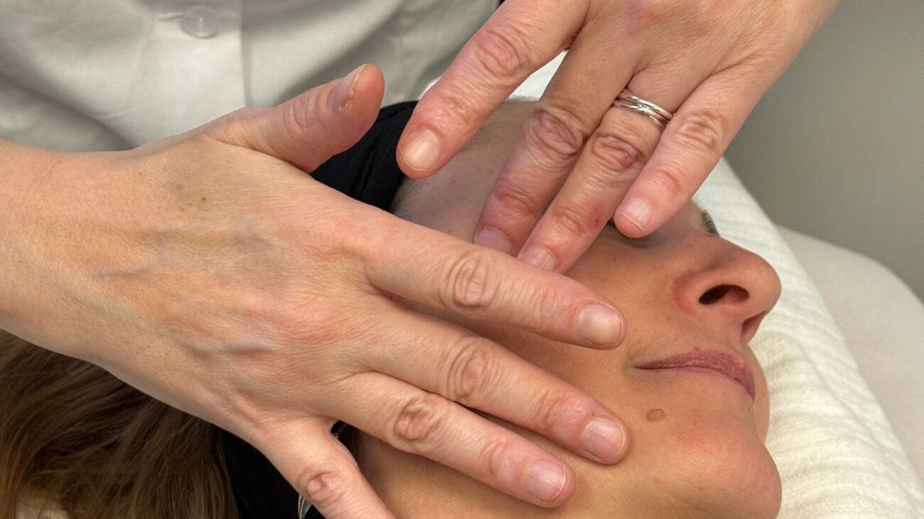 El masaje facial japonés Kobido ayuda a relajar el rostro, mejorar la luminosidad y liberar tensión facial de forma natural.