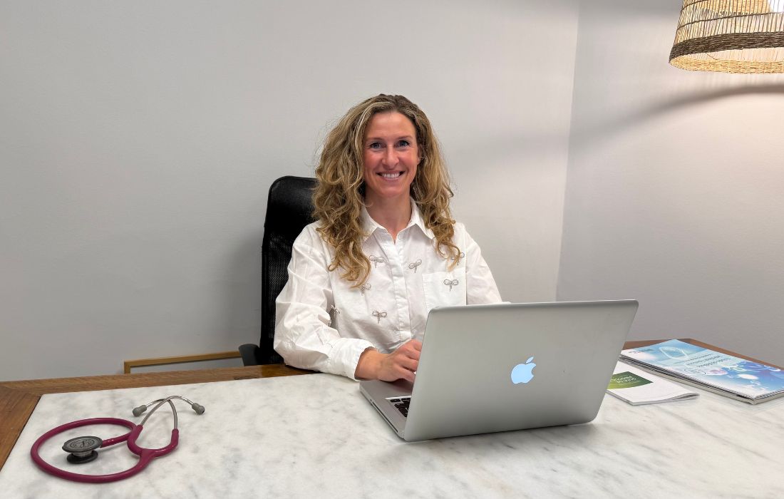 Dra. Liliana Chaves trabajando en la consulta de Olistik Gavà