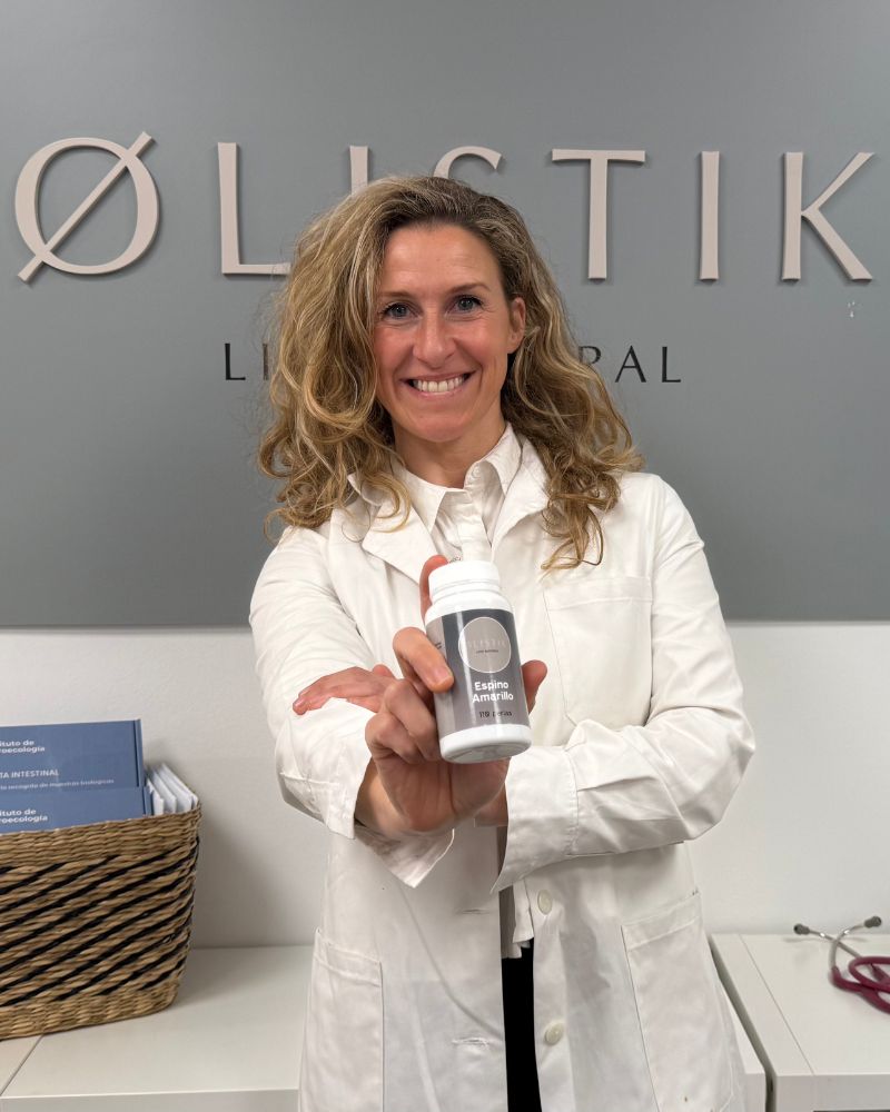 Dra. Liliana Chaves con un producto de la línea propia de Olistik